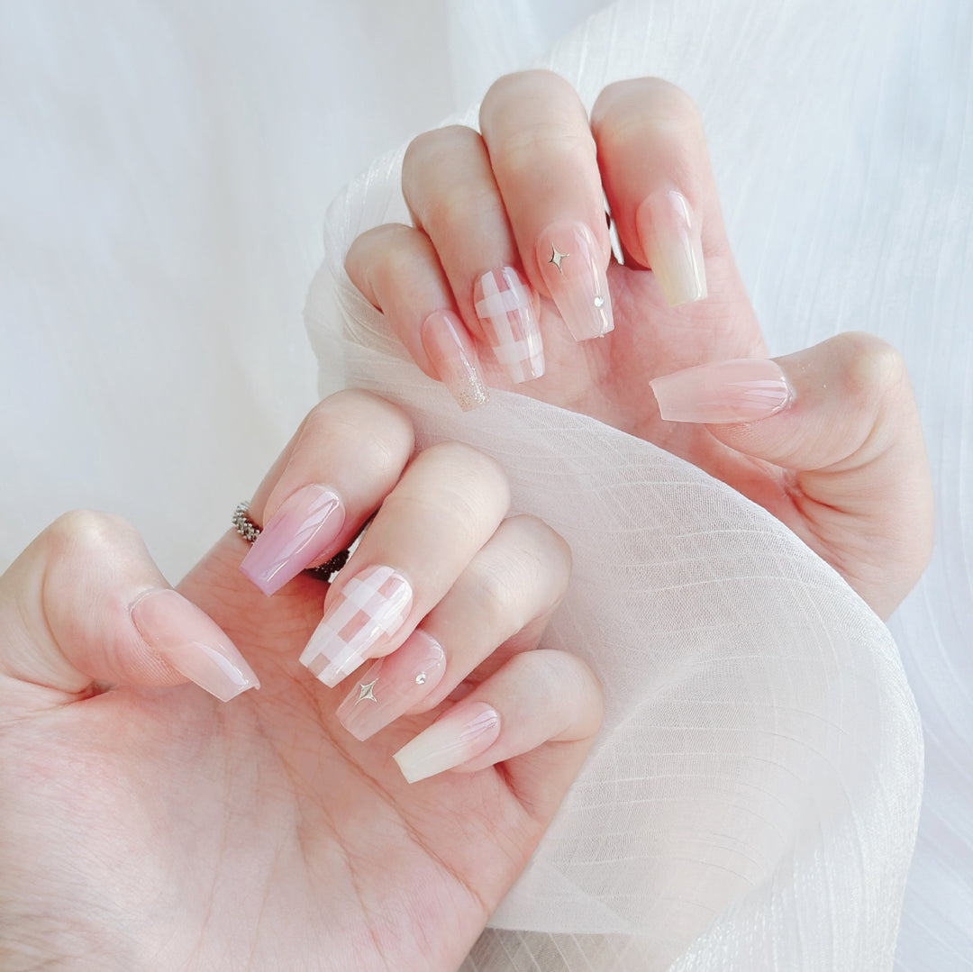 Künstlerisches Press-On Nagelkunstset mit Herz- und himmlischen Designs
