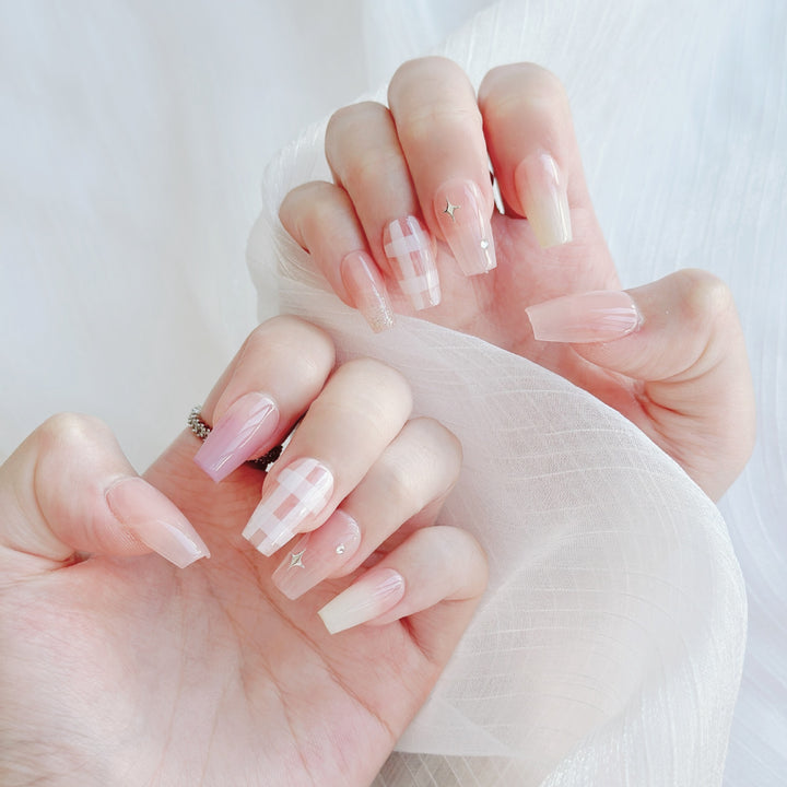 Künstlerisches Press-On Nagelkunstset mit Herz- und himmlischen Designs