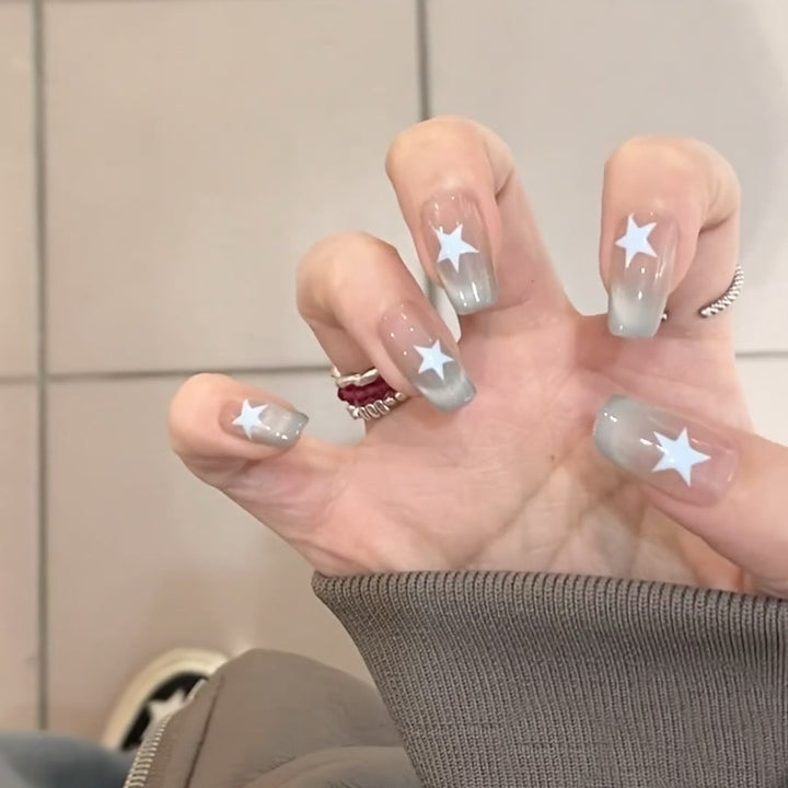 Kunstfingernägel mit Sternmotiv und Ombre-Effekt Karnz