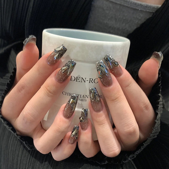 Glamouröse Kunstfingernägel mit Zarten Blüten- und Glitzereffekten Karnz