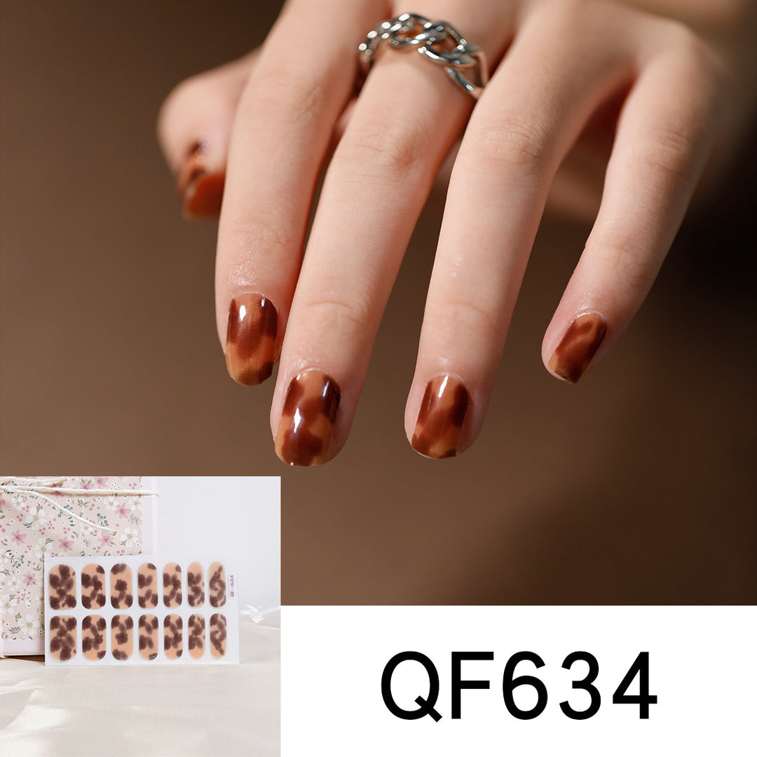 Künstliche Nagelgestaltung mit Herz-Motiv Karnz