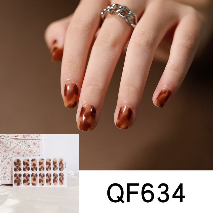 Künstliche Nagelgestaltung mit Herz-Motiv Karnz
