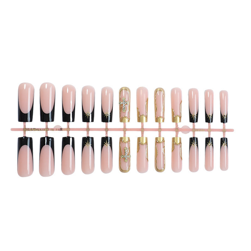 Kunstnagelset mit elegantem Schwarz-Blush-Design und 3D-Akzenten Karnz