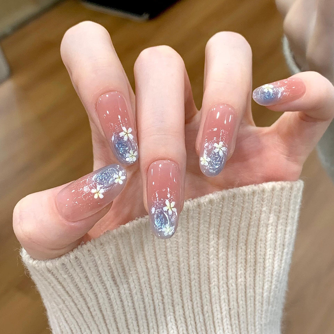 Glamouröse Kunstnägel mit Floralem Design Karnz