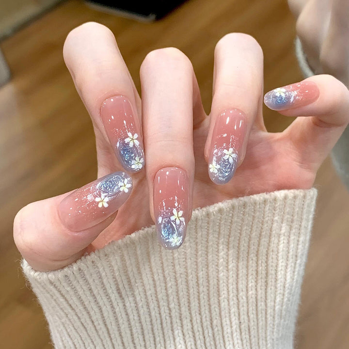 Glamouröse Kunstnägel mit Floralem Design Karnz