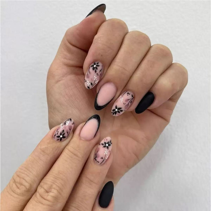 Kunstnagelset mit eleganten floralen Akzenten und stilvollem Glanz Karnz