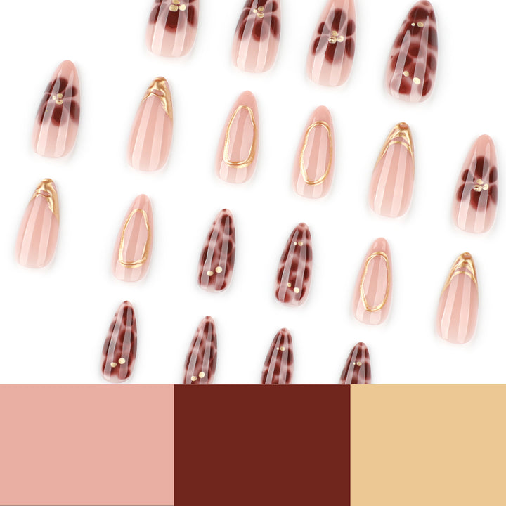 Elegante Kunstnägel mit floralem Akzent und goldenen Details Karnz