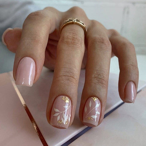 Kunstvolle Nagelkunst mit elegantem Blumendesign Karnz