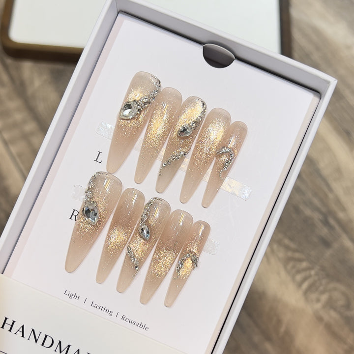 Dekoratives Stiletto Press-On-Nagelkunstset mit Kristallakzenten Karnz