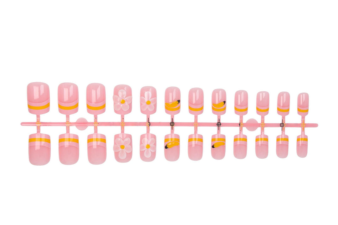 Kunstnagelset mit verspielten Blumen- und Fruchtmotiven Karnz