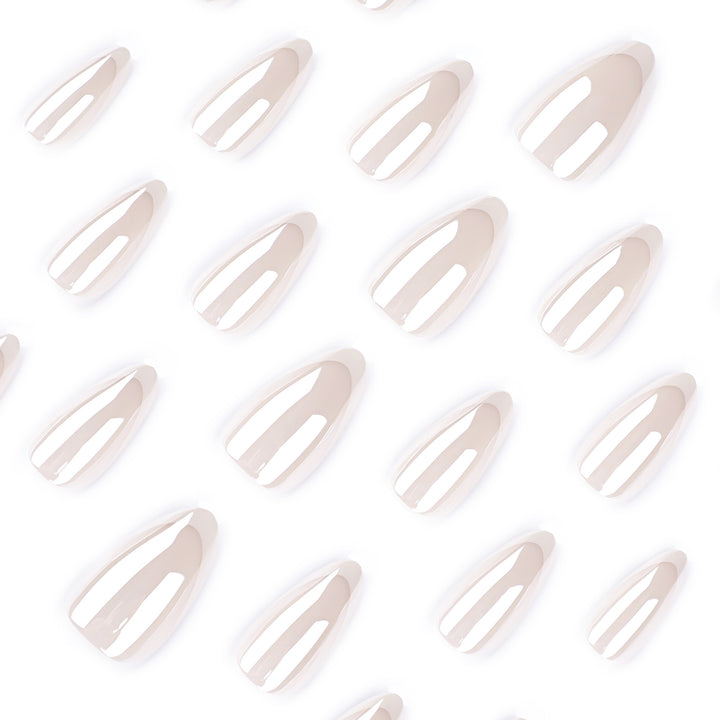 Kunstvolle Stiletto-Nägel mit Eleganten French-Tip Verzierungen Karnz