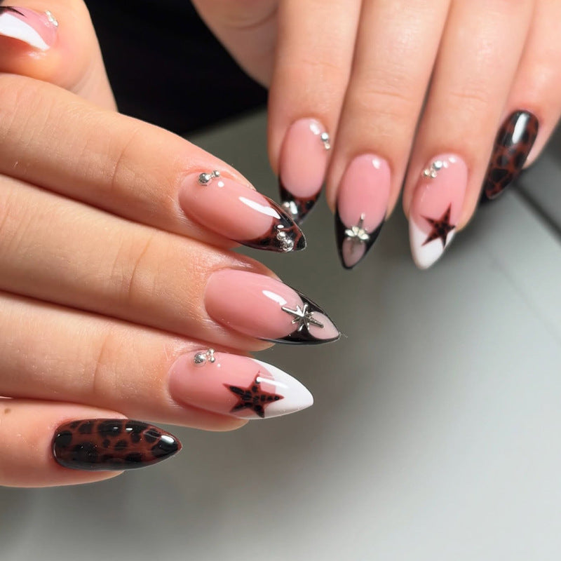 Künstlerischer mit Sternen verzierten Press-On Nagelset Karnz