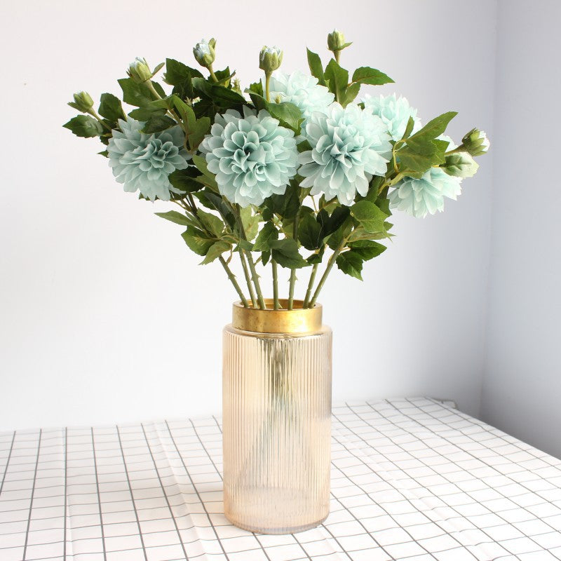 Realistische Dahlienblumenstängel