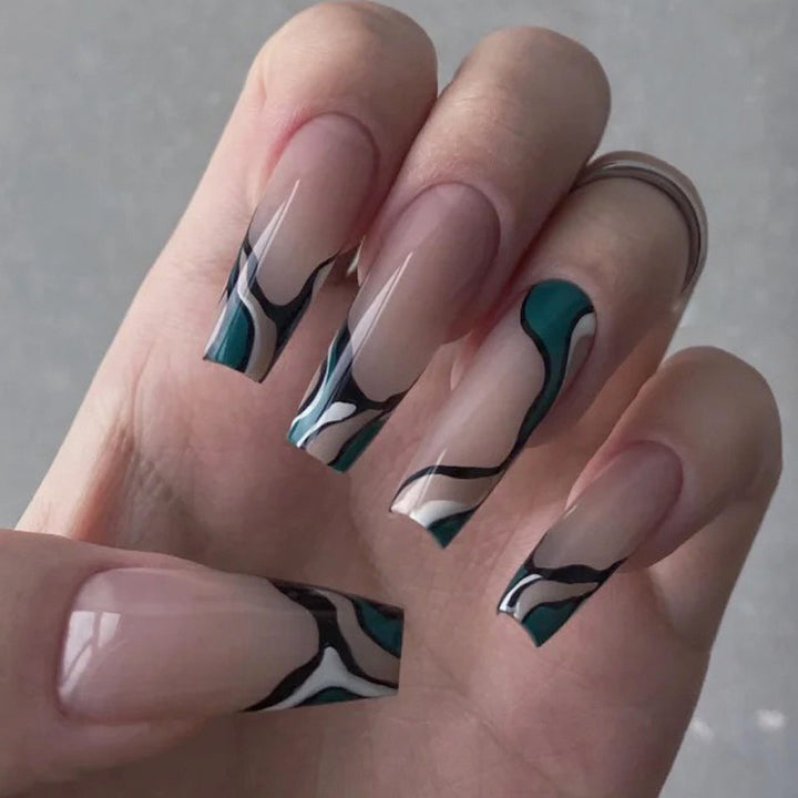 Nagelkunst mit Herz- und Lippenmotiven Karnz