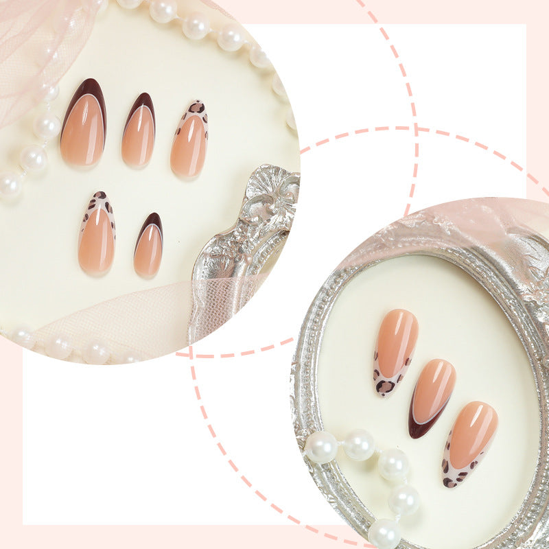 Stilvolles Press-On Nagelkunst-Set mit modernen Designs Karnz