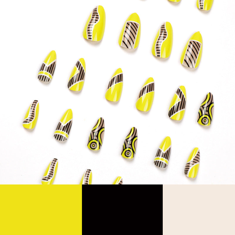 Kunstvolle Fingernägel mit geometrischem Design Karnz