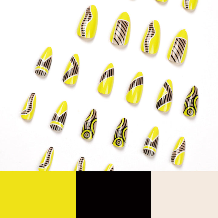 Kunstvolle Fingernägel mit geometrischem Design Karnz