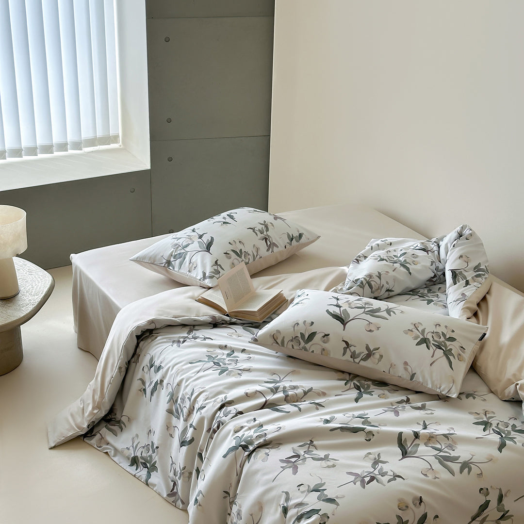 Baumwollsatin-Bettwäschegarnitur mit skizzenhaftem Blumenprint und Wende-Satin