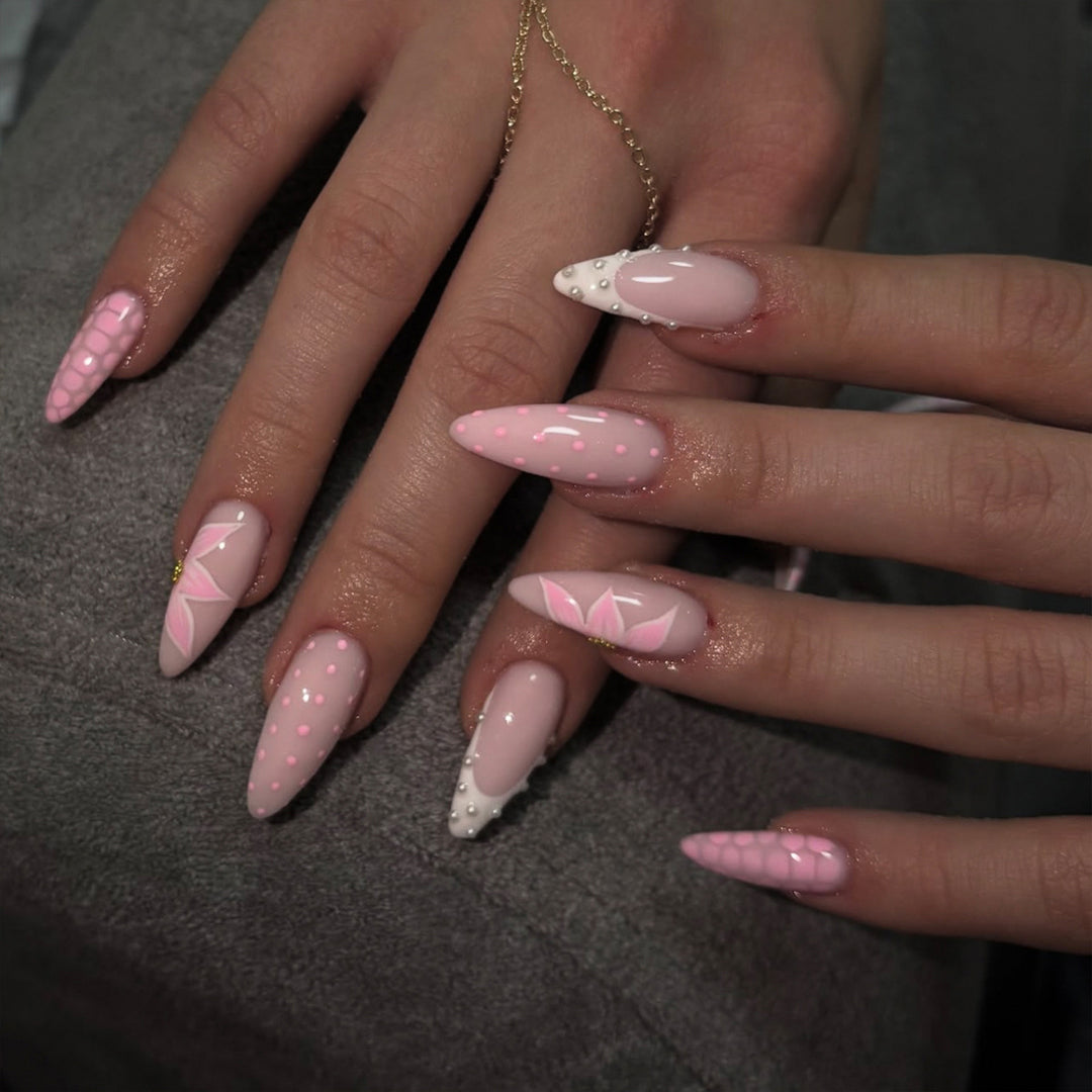 Glamouröse Stiletto-Nägel mit elegantem Sternen-Design Karnz