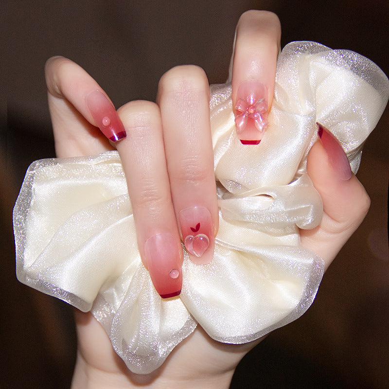 Elegante Nagelkunst mit Glanzfinish Karnz
