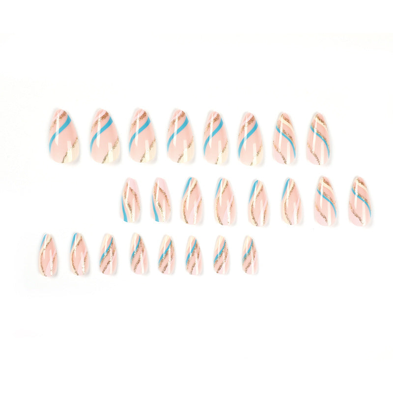 Kunstvolle Nailart mit metallic Akzenten und abstrakten Designs Karnz