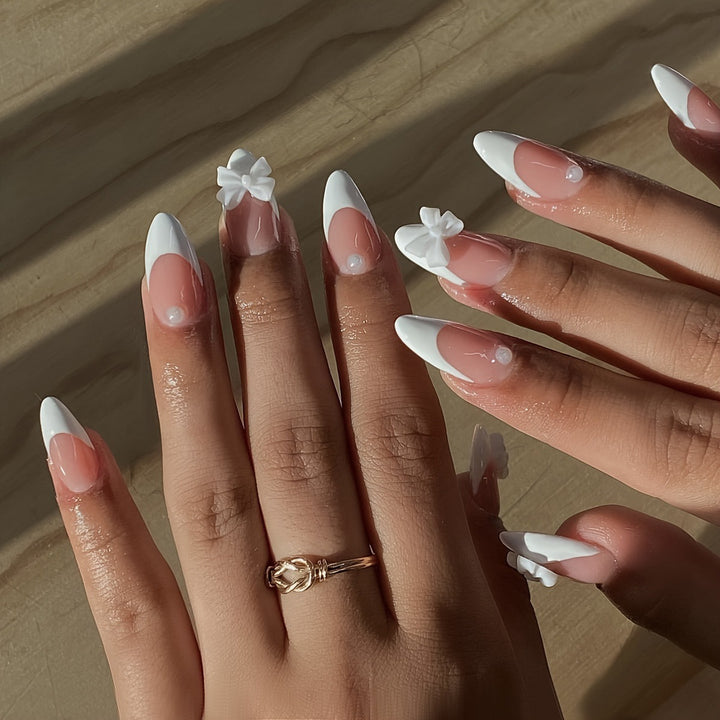 Kunstnagelset mit eleganten Spitzen und floralen Akzenten Karnz