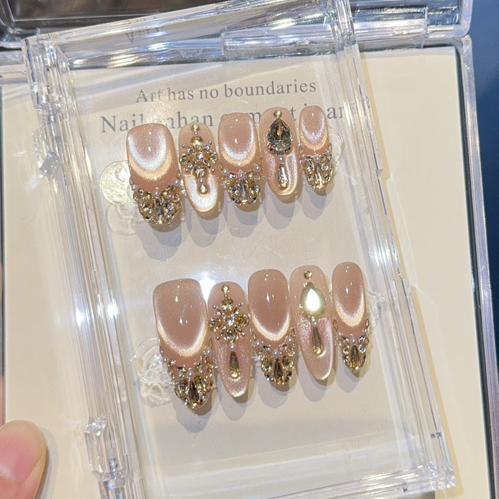 Glamouröse Kunstnägel mit Glitzerdetails Karnz