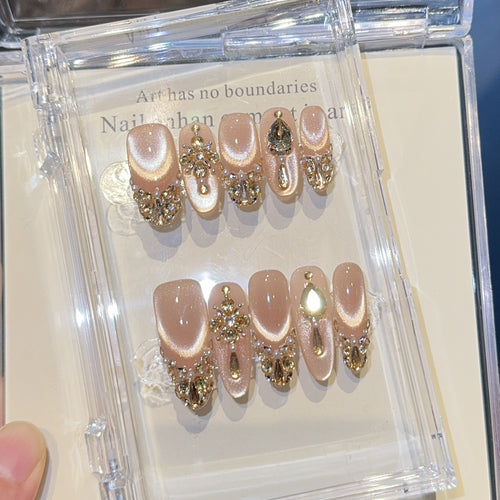 Glamouröse Kunstnägel mit Glitzerdetails Karnz