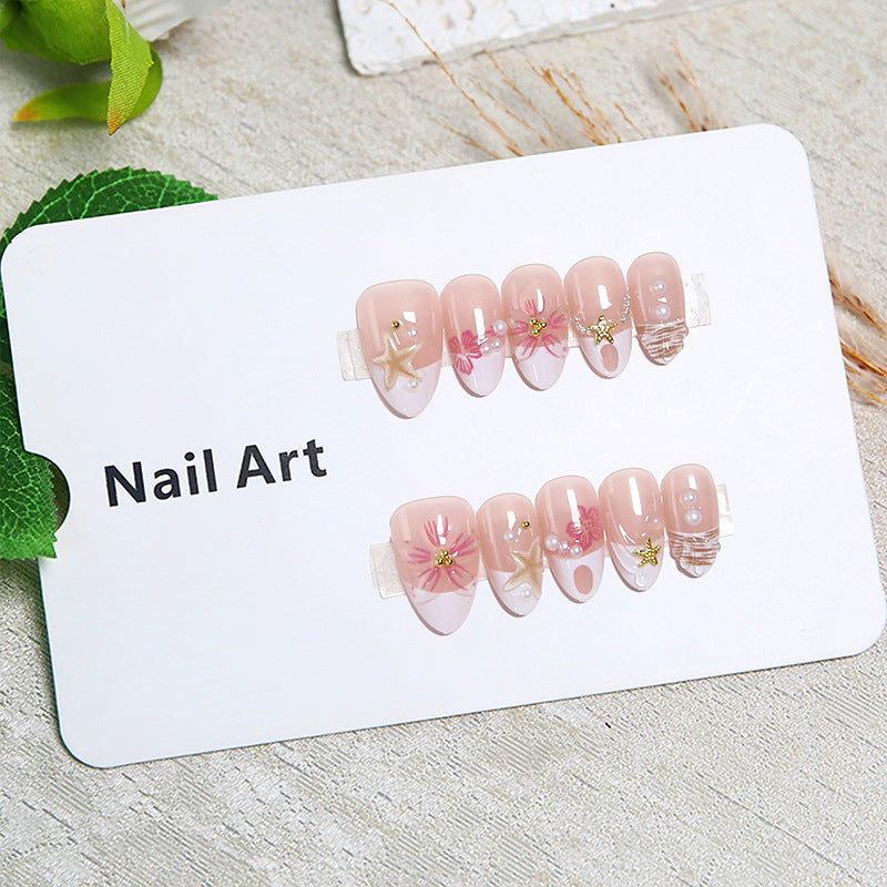 Elegante Kunstnägel mit floralen Designs und Glitzerakzenten Karnz