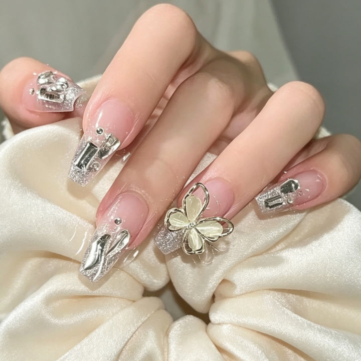 Glamouröser Press-On Nagel Set mit floralem und Glitzerakzenten Karnz