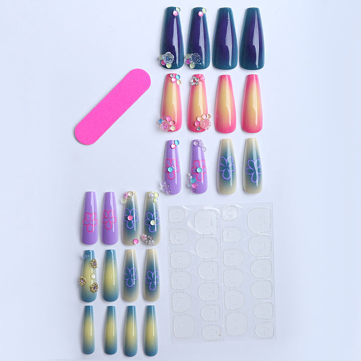 Nagelkunst mit Bunten Designs Karnz