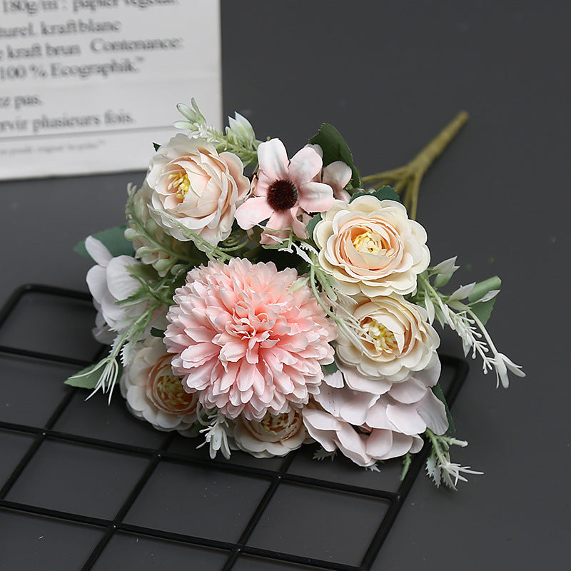 Lebensechtes Blumenstrauß-Arrangement