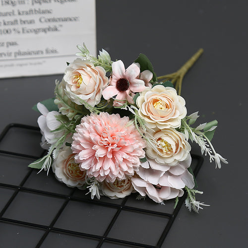 Lebensechtes Blumenstrauß-Arrangement