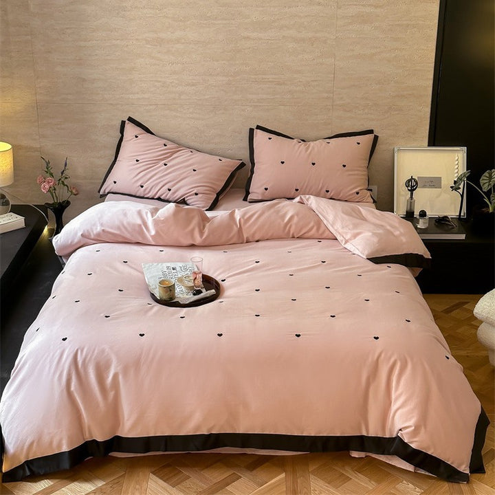 Bettwäsche-Set aus Baumwollsatin mit Mini-Herz-Stickerei und Kontrastpaspel Karnz