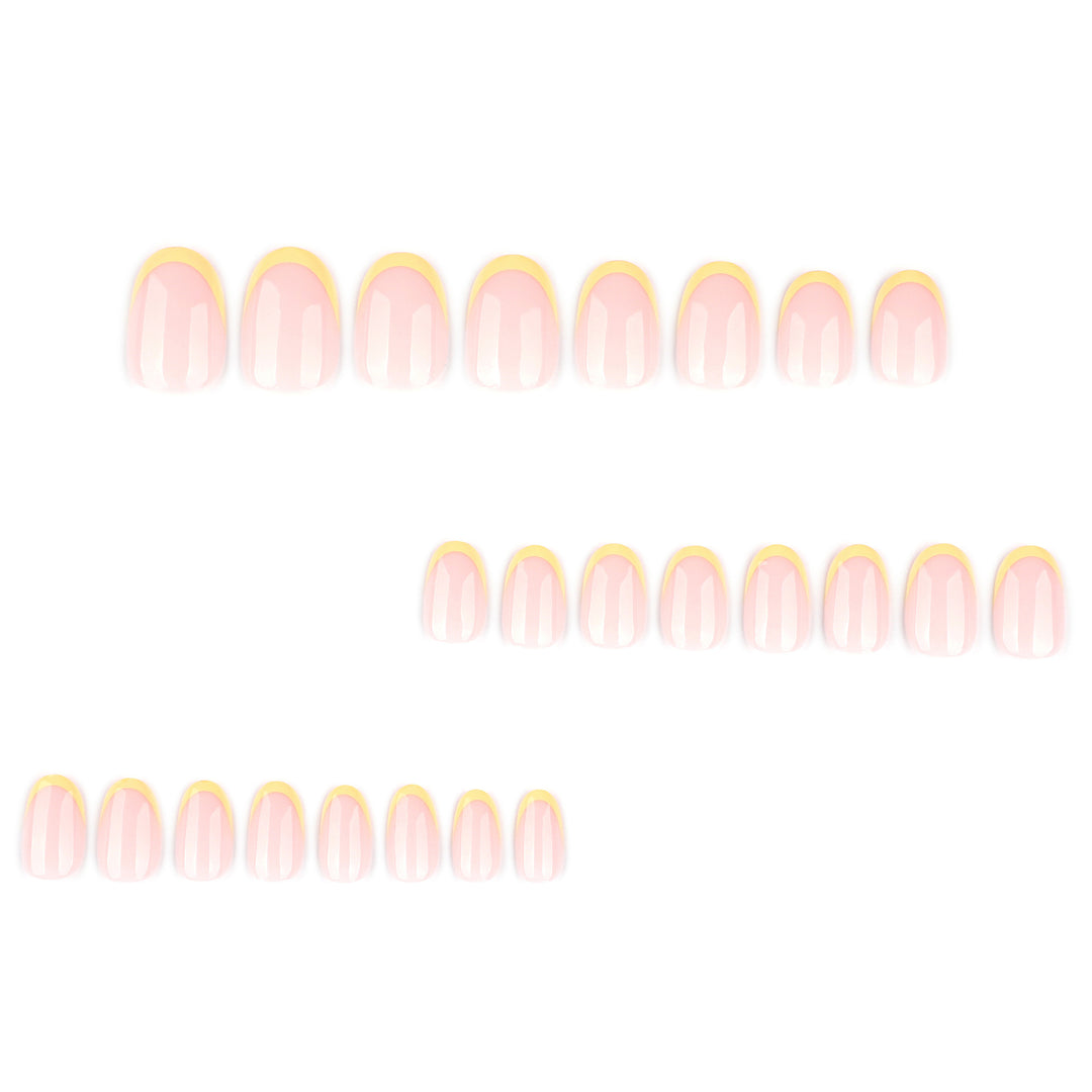 Elegante Nagelkunst im modernen French-Tip Design Karnz
