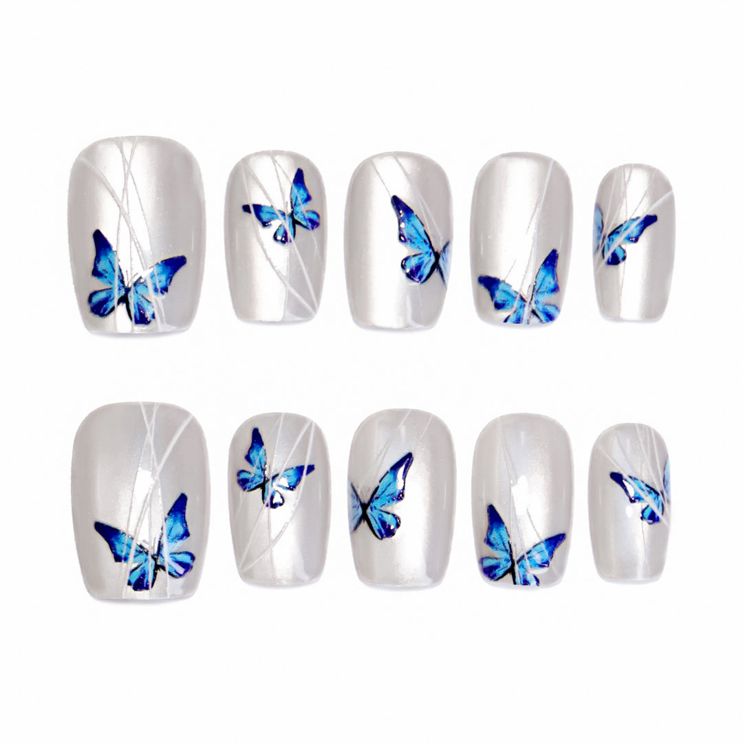 Kreative Nagelverlängerungen mit filigranem Schmetterlingsdesign Karnz