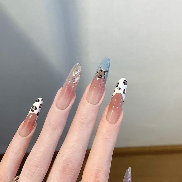 Kunstnägel mit Kreativem Glitzereffekt und Tierischem Design Karnz