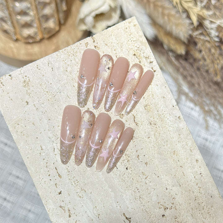 Elegante Stiletto Press-On Nagelkunst mit Strassakzenten Karnz