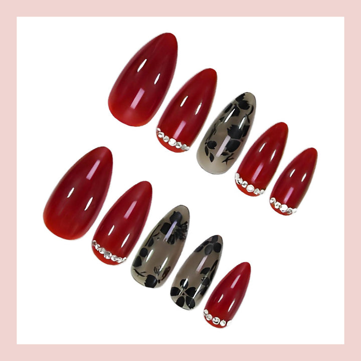 Kunstnagelset mit floralen und glamourösen Akzenten Karnz