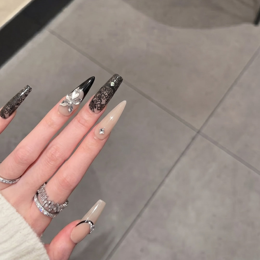 Künstlerisches Stiletto Press-On Nagelset mit floralen und geometrischen Akzenten Karnz
