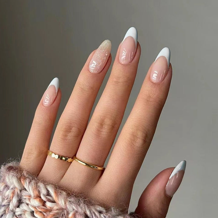 Kunstvolle Nagelverlängerungen mit elegantem French-Tip Karnz