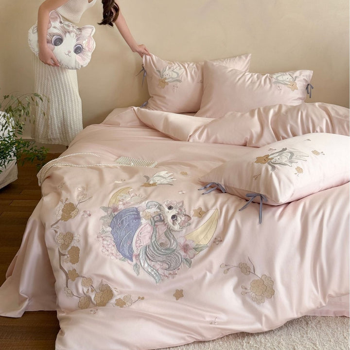 Bestickte Baumwollsatin-Bettwäsche mit plüschigem Katzen-Akzentkissen und Bandbindung-Kissenbezügen