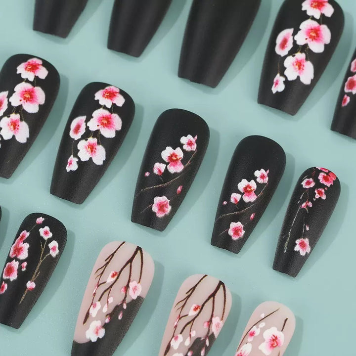 Kunstnagelset mit floralen Akzenten und mattem Finish Karnz