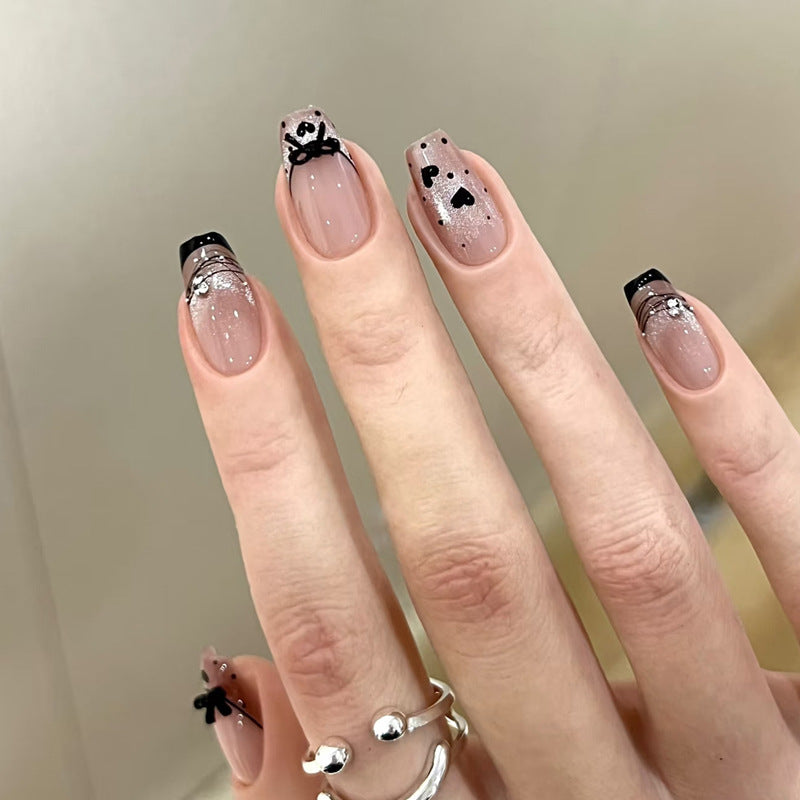 Elegantes kunstvolles Nageldesign mit Schleifen- und Glitzerelementen Karnz