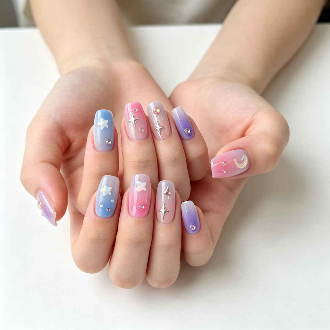Künstlerisches Nageldesign mit himmlischem Thema Karnz