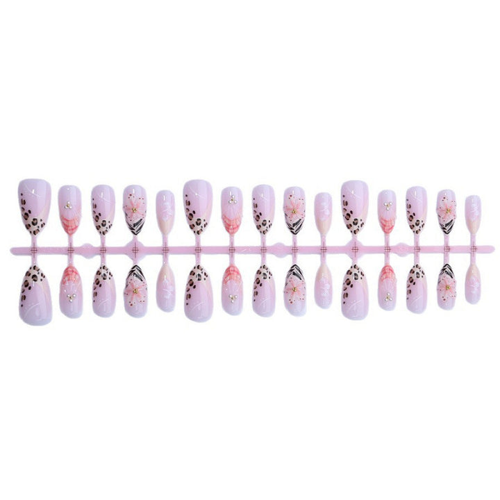 Exklusive 3D Nagelkunst mit floralen Designs Karnz
