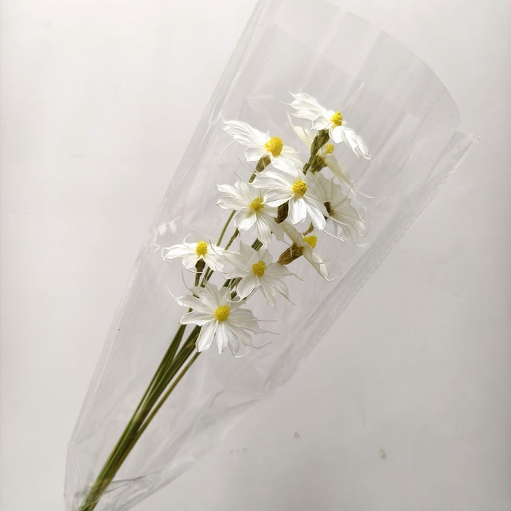 Vibrant künstlicher Blumenstrauß mit stilvoller Verpackung