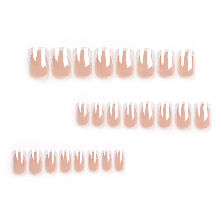 Elegante Nagelkunst mit French-Spitze Karnz