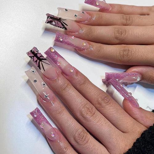 Kunstvolle Stiletto-Nägel mit floralen und glitzernden Akzenten Karnz