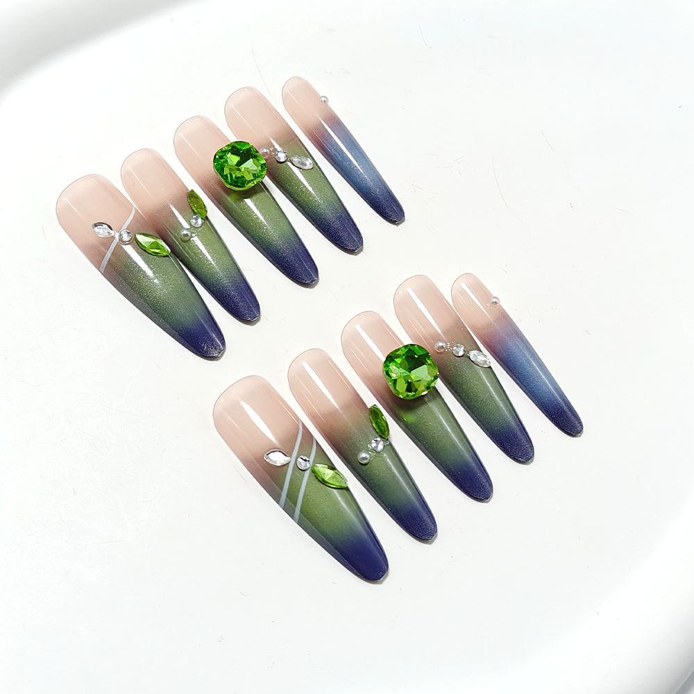 Kunstnägel mit Elegantem Ombre-Design und Funkelnden Akzenten Karnz